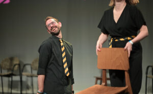 Michael tijdens een improvisatietheater-scène